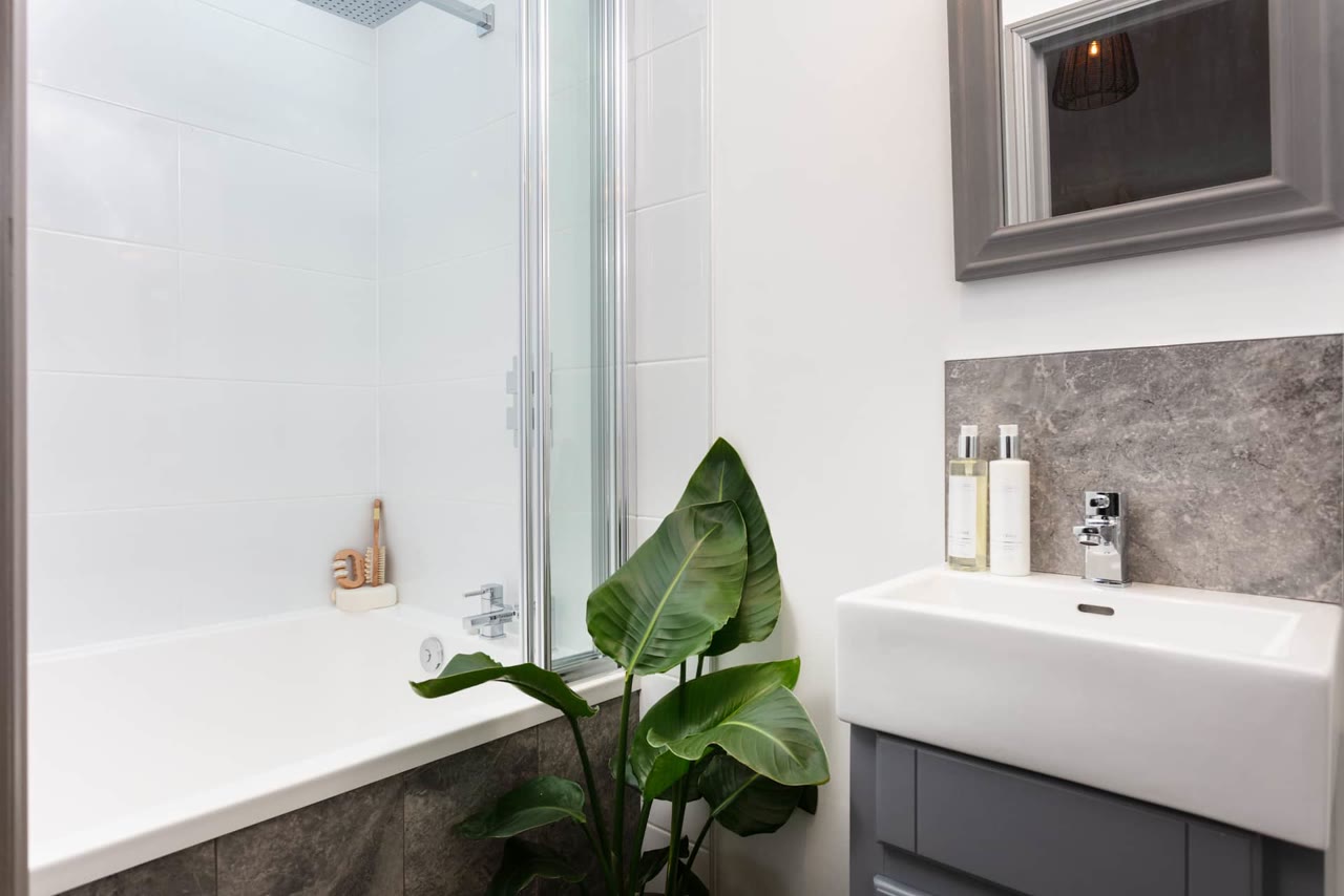 Listing photo: En-suite. The flight ends here